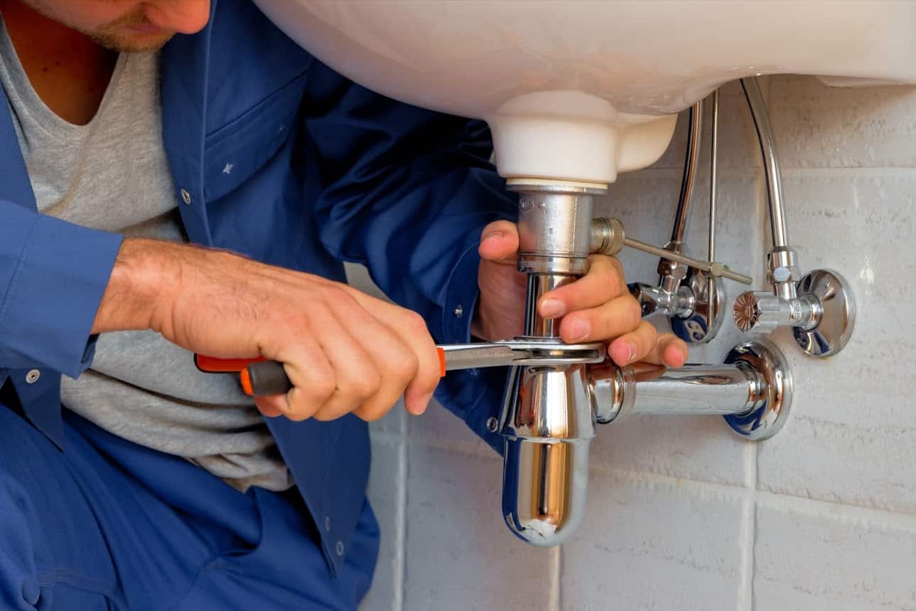 plumber-working-in-bathroom